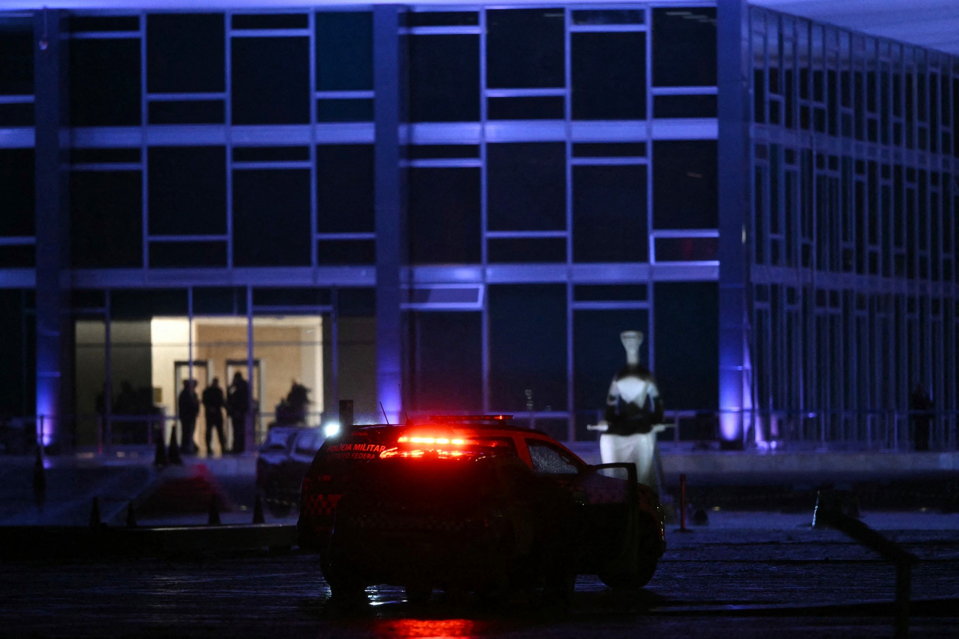 Police guard the crime scene where a man died after an explosion in front of Brazil's Supreme Federal Court in Brasilia, Brazil, on November 13, 2024. (AFP Photo)