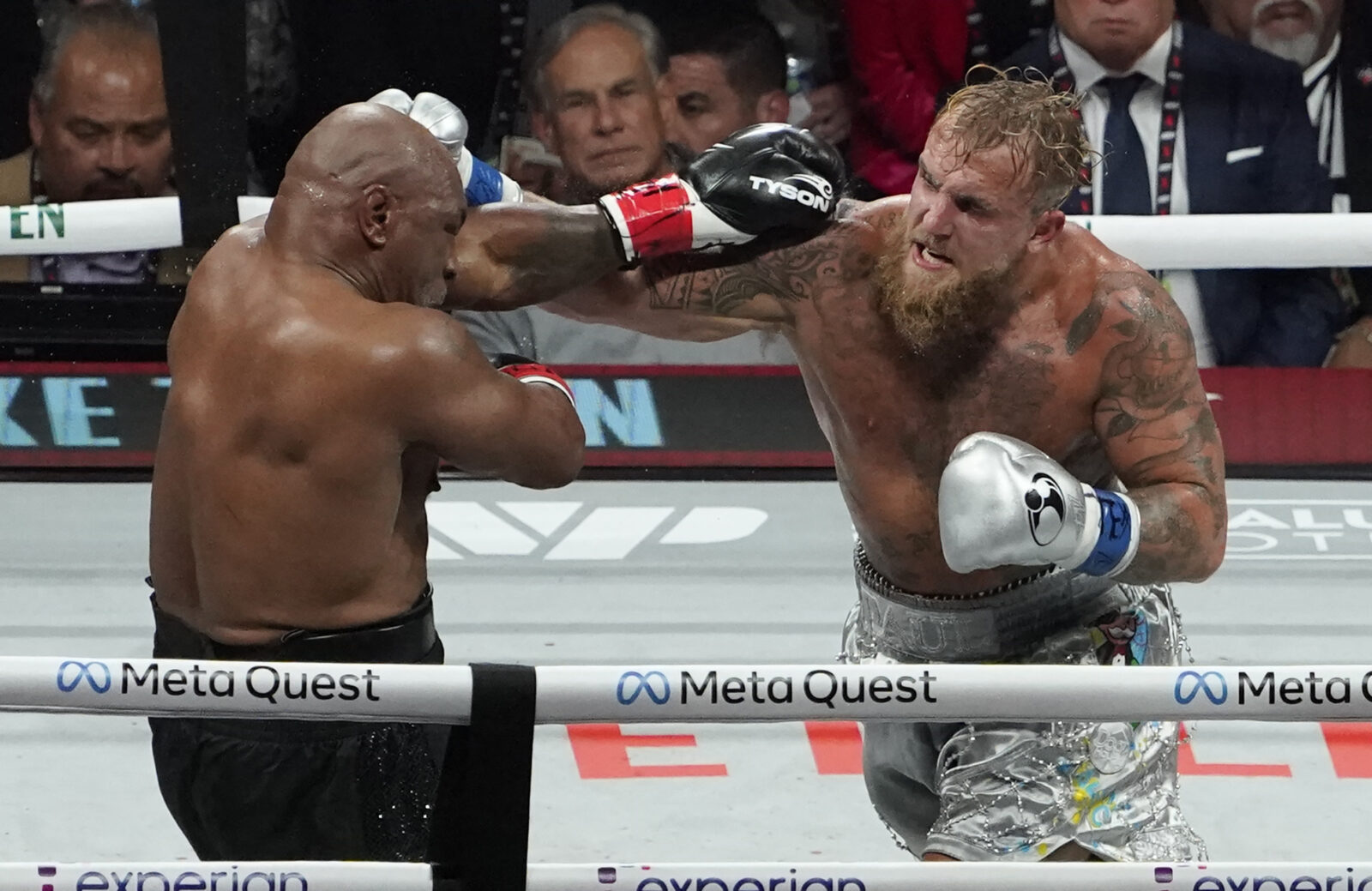 US retired pro-boxer Mike Tyson (L) and US YouTuber/boxer Jake Paul (R) fight during the heavyweight boxing bout at The Pavilion at AT&T Stadium in Arlington, Texas, Nov. 15, 2024. (AFP Photo)