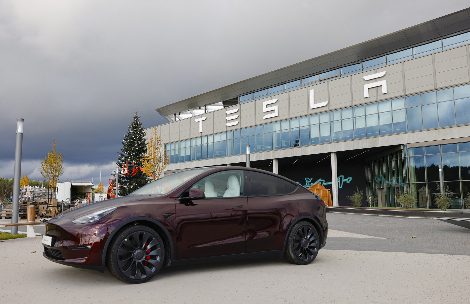 2.6M Tesla vehicles under investigation over remote control concerns