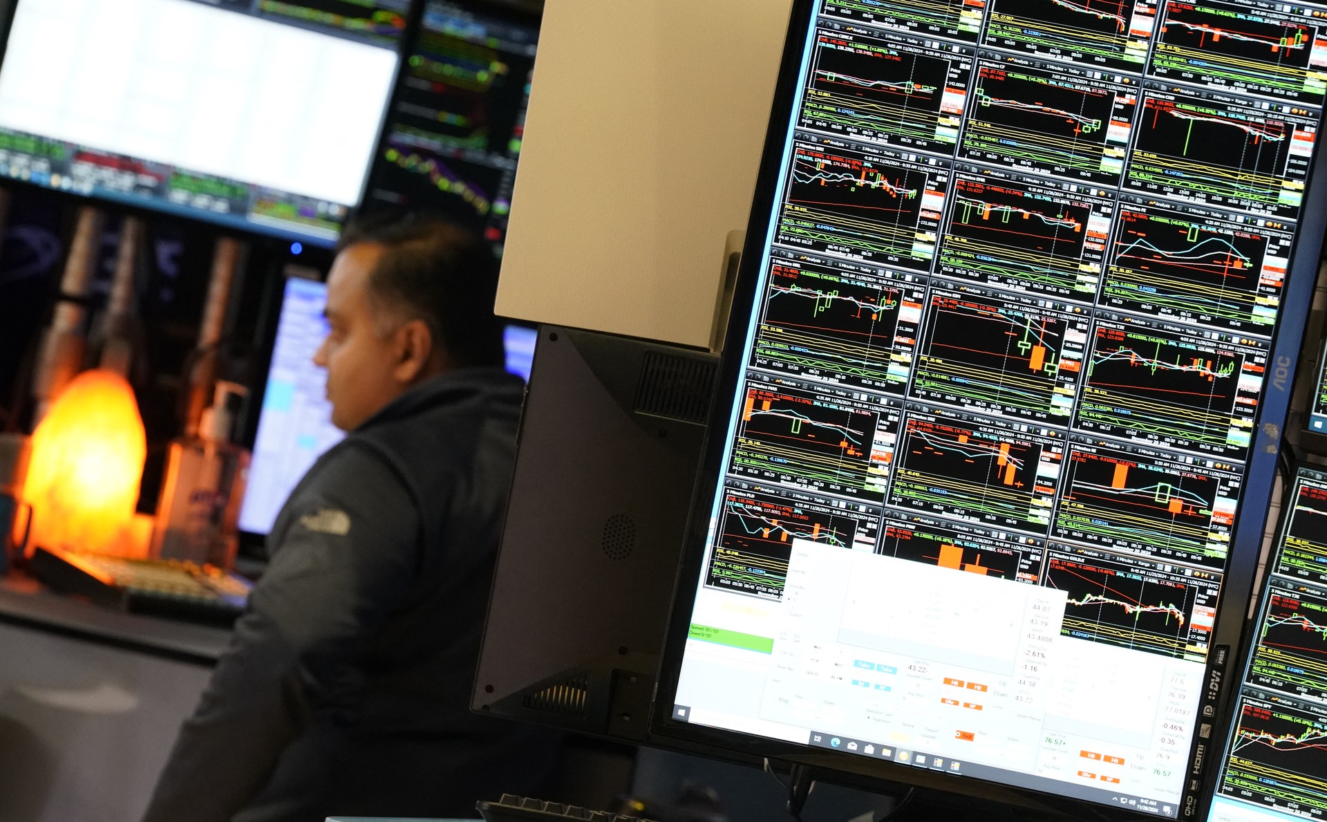 Stock markets fluctuate in US, EU amid rising uncertainties