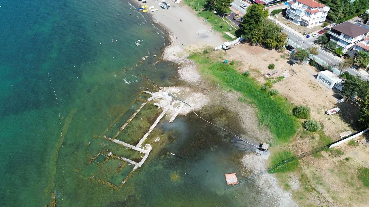 BURSA IZNIK GÖLÜ, SON YILLARDA YASANAN KURAKLIKLAR NEDENIYLE TÜRKIYE'NIN EN ÖNEMLI 10 BULUSU ARASINDA YER ALAN TARIHI BAZILIKANIN TAMAMEN SU YÜZEYINDE KALMASINA NEDEN OLDU. (ILKAY ALTAY - MEHMET BULDU - ÖZDEMIR YIGIT/BURSA-IHA)
Bursa Iznik Gölü, son yillarda yasanan kurakliklar nedeniyle Türkiye'nin en önemli 10 bulusu arasinda yer alan tarihi bazilikanin tamamen su yüzeyinde kalmasina neden oldu.