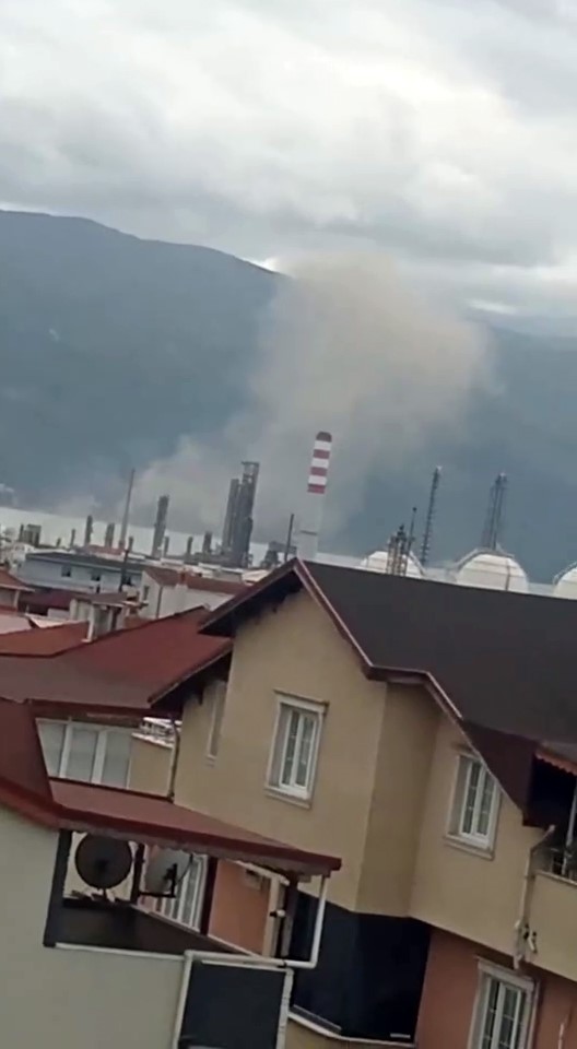 KOCAELI'NIN KÖRFEZ ILÇESINDE BULUNAN BIR RAFINERIDE SIDDETLI PATLAMA MEYDANA GELDI. BÖLGEYE EKIPLER SEVK EDILDI. (/KOCAELI-IHA)
Kocaeli'nin Körfez ilçesinde bulunan bir rafineride siddetli patlama meydana geldi. Bölgeye ekipler sevk edildi.