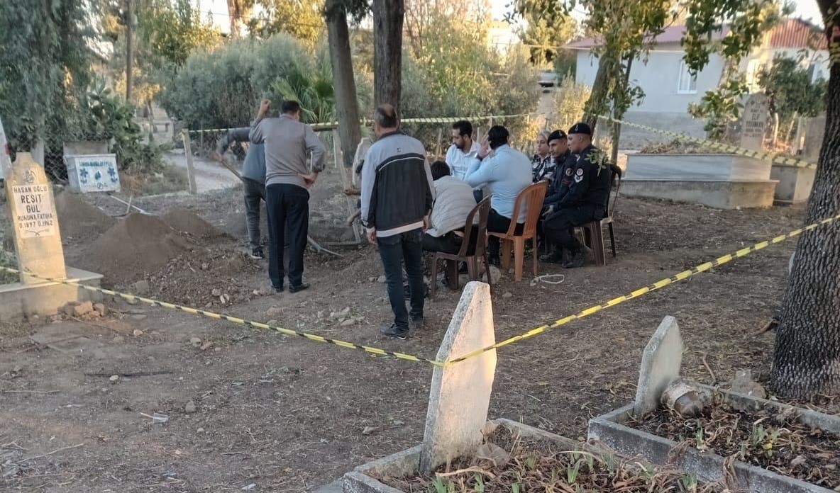 Ancient silver fortune of 1,100 coins unearthed in Türkiye's Mersin Cemetery during grave dig