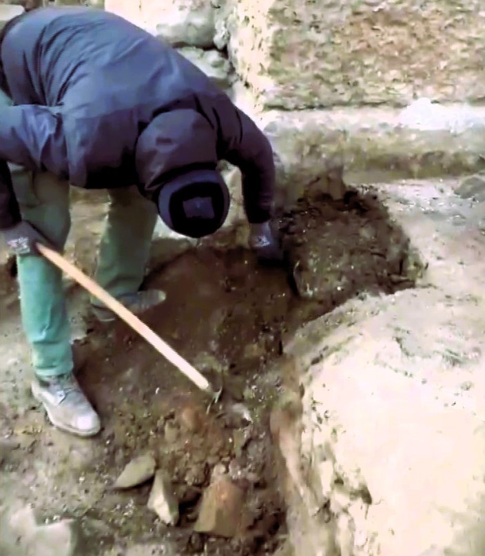 KÜLTÜR VE TURIZM BAKANI MEHMET NURI ERSOY, DENIZLI'DEKI TRIPOLIS ANTIK KENTINDE YAPILAN KAZILARDA, MILATTAN SONRA 4'ÜNCÜ YÜZYILA TARIHLENEN ÜST DÜZEY BIR KAMU YÖNETICISINE AIT HEYKELIN EKSIK KALAN BASININ GÜN YÜZÜNE ÇIKARILDIGINI BILDIRDI. (IBRAHIM ACIKARA/DENIZLI-IHA)
Kültür ve Turizm Bakani Mehmet Nuri Ersoy, Denizli'deki Tripolis Antik Kentinde yapilan kazilarda, milattan sonra 4'üncü yüzyila tarihlenen üst düzey bir kamu yöneticisine ait heykelin eksik kalan basinin gün yüzüne çikarildigini bildirdi.