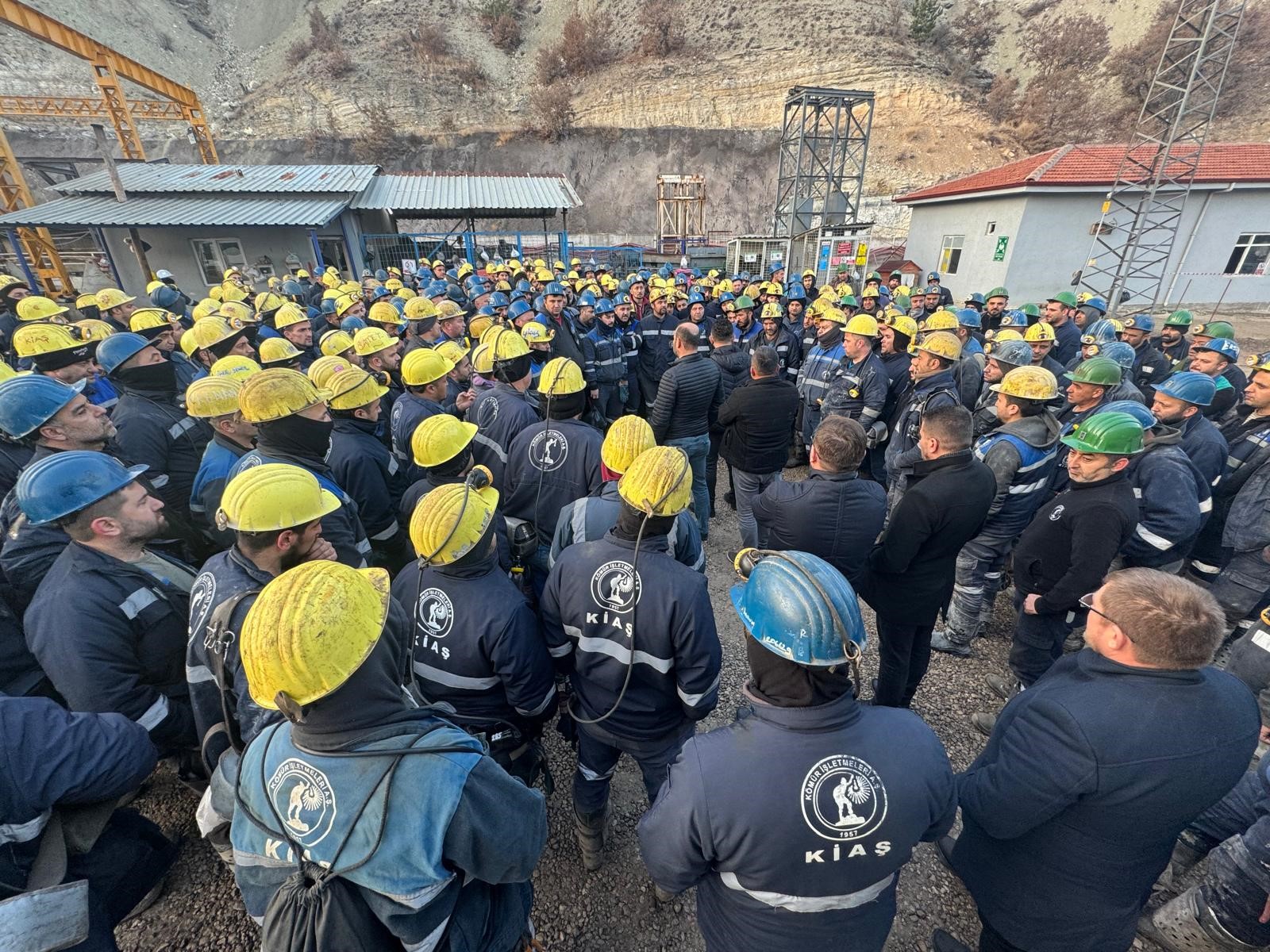 500 Turkish miners lock themselves underground in protest against privatization