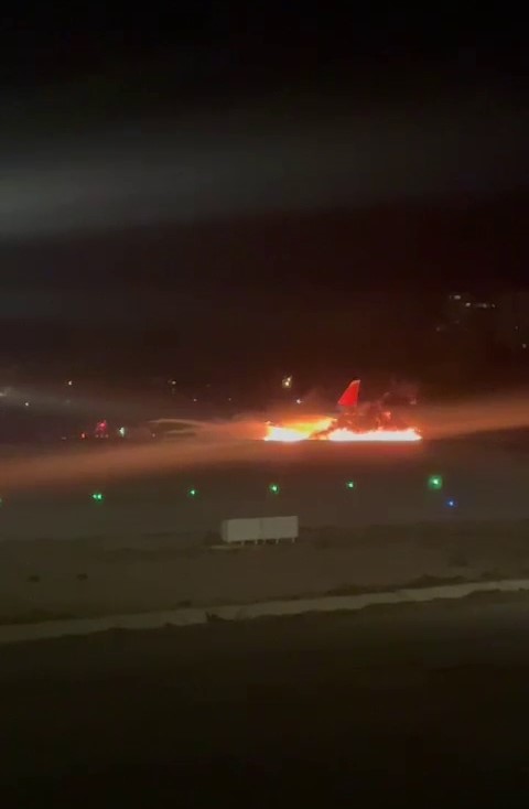 ANTALYA'DA HAVALİMANINA İNİŞE GEÇEN RUS YOLCU UÇAĞININ SOL MOTOR KISMINDA İNİŞ SIRASINDA YANGIN ÇIKTI. (İHA/ANTALYA-İHA) Antalya'da havalimanına inişe geçen Rus yolcu uçağının sol motor kısmında iniş sırasında yangın çıktı.<img src=