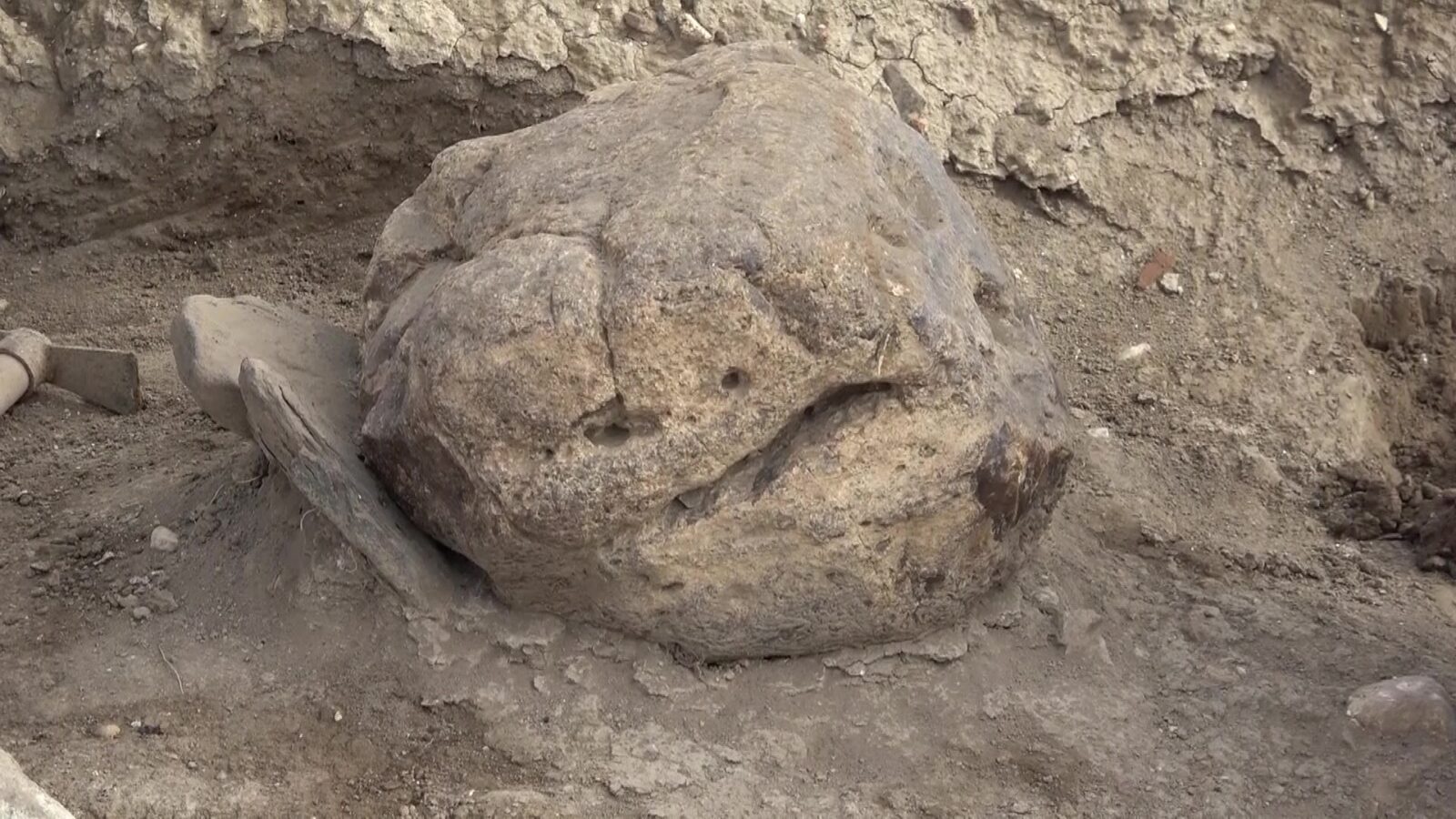 A 2,600-year-old sacred stone from the Phrygian period, uncovered during excavations at Oluz Hoyuk in Amasya, Türkiye, Nov. 27, 2024. (IHA Photo)