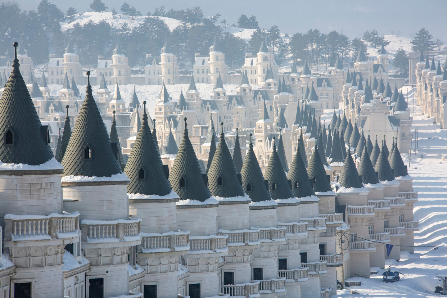 Closer view of snow-draped Burj Al Babas’ turreted villas amidst the mountains of Mudurnu, Bolu, Türkiye, Jan. 19, 2019. (Adobe Stock Photo)