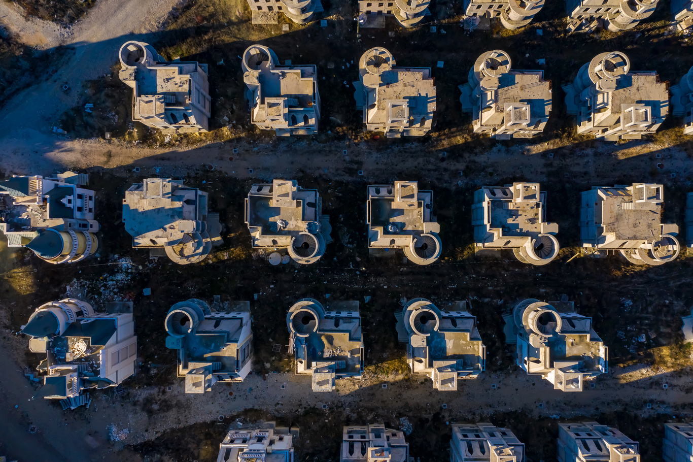 Aerial view of Burj Al Babas’ symmetrical layout and half-finished villas scattered with construction debris, Mudurnu, Bolu, Türkiye, Feb. 22, 2022. (Adobe Stock Photo)