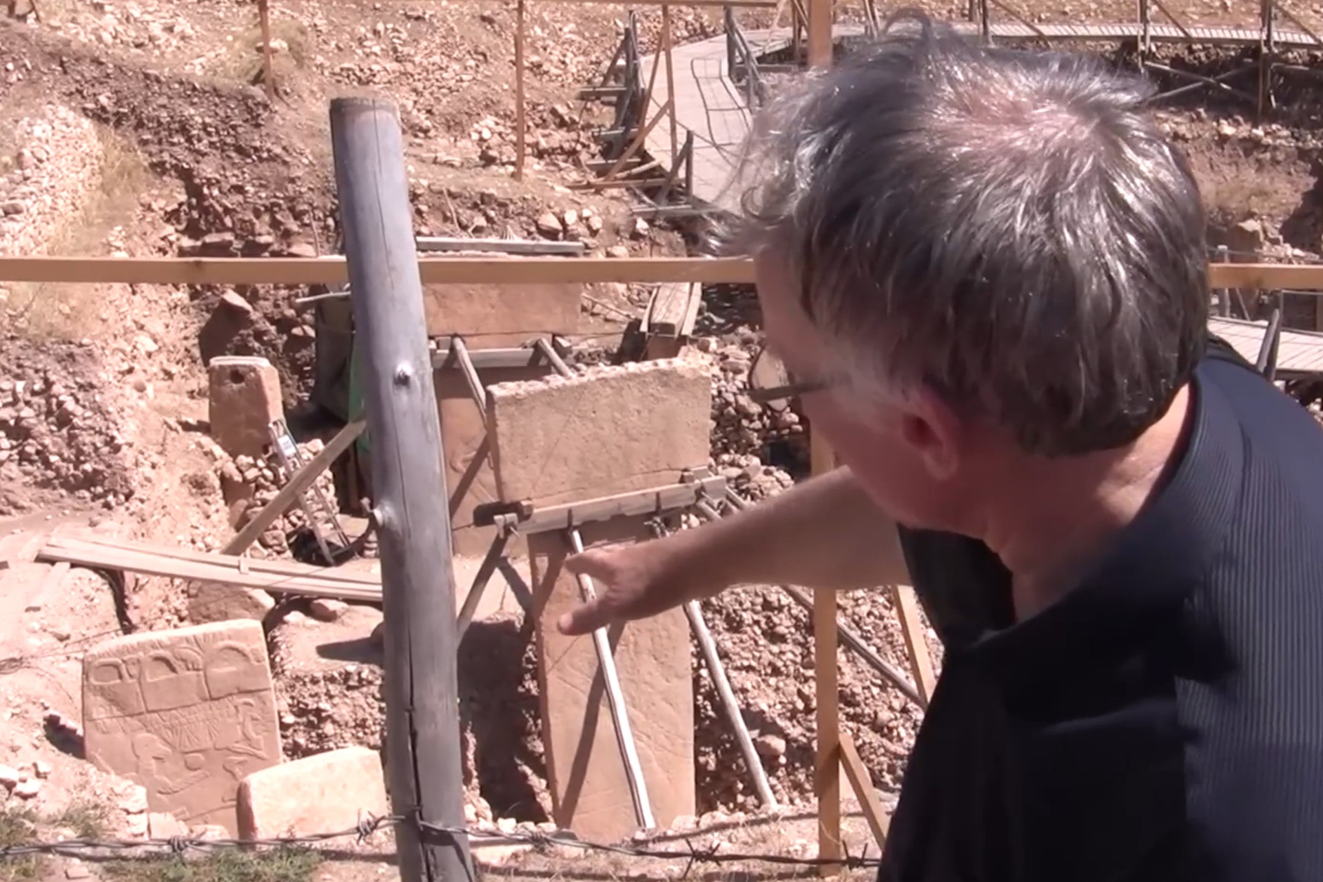 Graham Hancock shows Pillar 43, Gobeklitepe, Sanliurfa, Türkiye, Oct 10, 2013. (Photo via Youtube) 