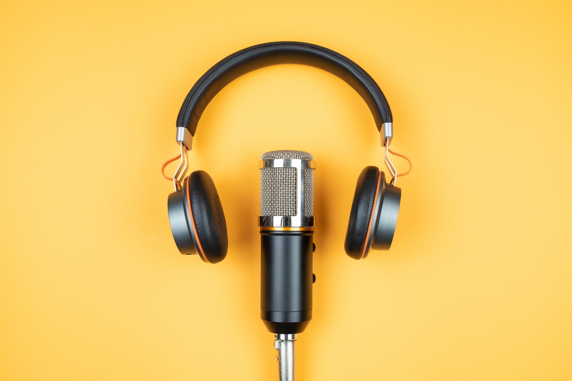 
Headphones and microphone, 2024. (Photo via Canva)