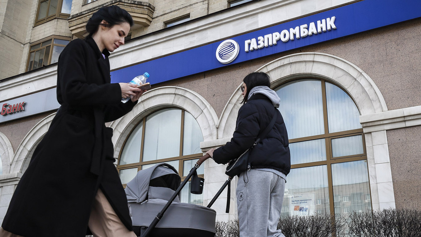 A Gazprombank office in Moscow. (Yuri Kochetkov / EPA / TASS Photo) 