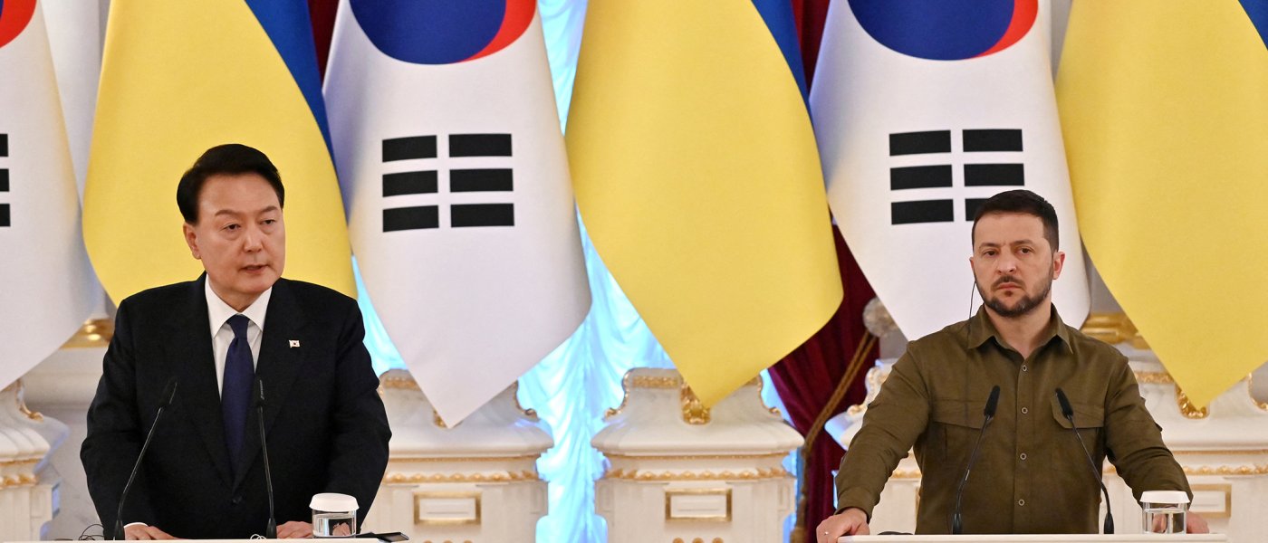 South Korean President Yoon Suk-yeol and his Ukrainian counterpart Volodymyr Zelensky following talks in Kyiv last year. (AFP Photo)