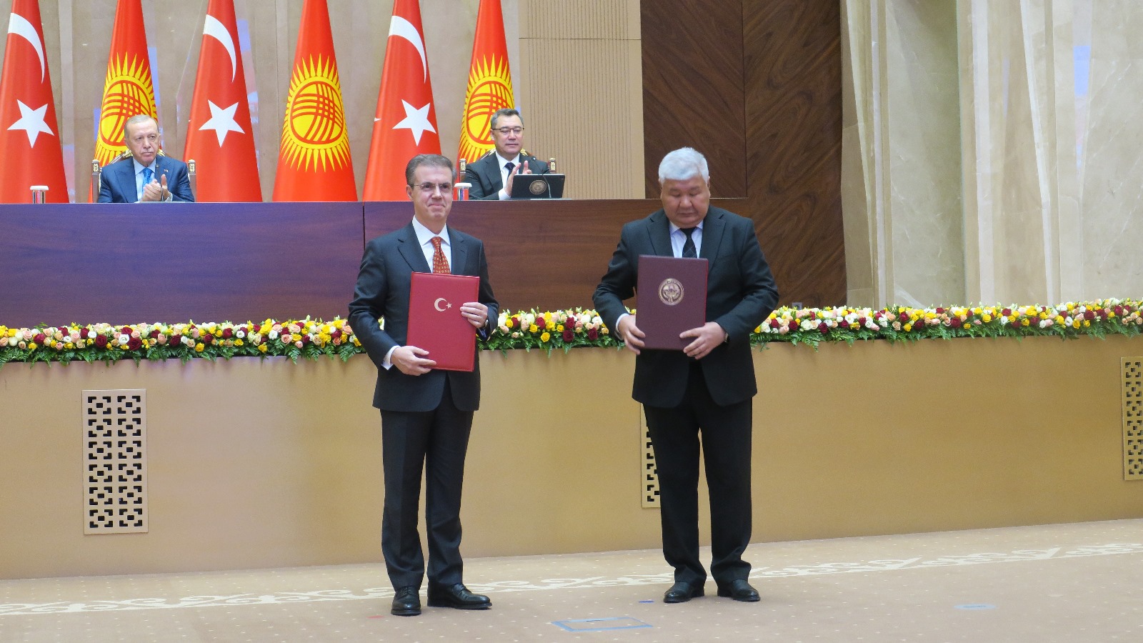 Ahmet Mucahid Oren, Chairman of the Board of Ihlas Holding and Orta Asya Investment Holding, signed agreements for a strategically important hydroelectric power plant and a natural gas evolution power plant with a total capacity of 1,450 MW in Kyrgyzstan in the presence of President Recep Tayyip Erdogan and Kyrgyz President Sadyr Japarov. (Kamil Nadirli/Bishkek-IHA)