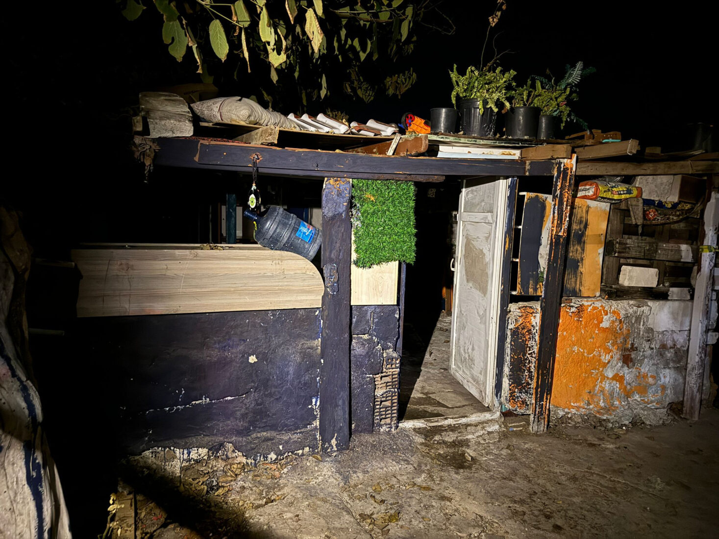 A closer look at the Akcan home, damaged by the fire in Selcuk, Izmir, November 13, 2024. (Photo via Türkiye Gazetesi)<img src=