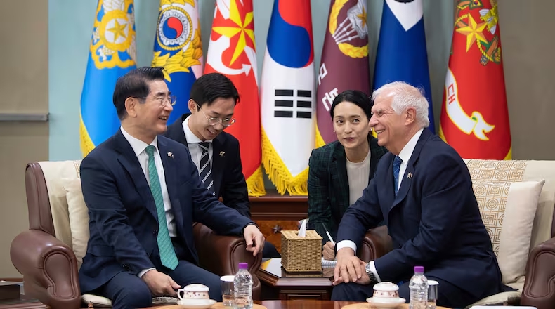 South Korean Defense Minister Kim Yong Hyun (L) and European Union foreign policy chief Josep Borrell (R), pose for a photo at the Defense Ministry, in Seoul, South Korea, Nov. 4, 2024. (South Korea Defense Ministry)