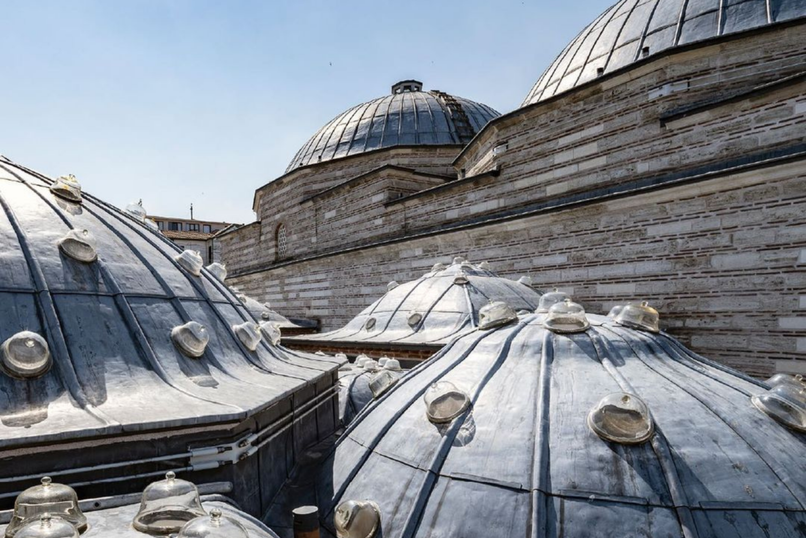 The impressive roof structure of Zeyrek Cinili Hamam highlights Ottoman architectural mastery in Istanbul, Türkiye. (Photo via Instagram / @zeyrekcinilihamam)
