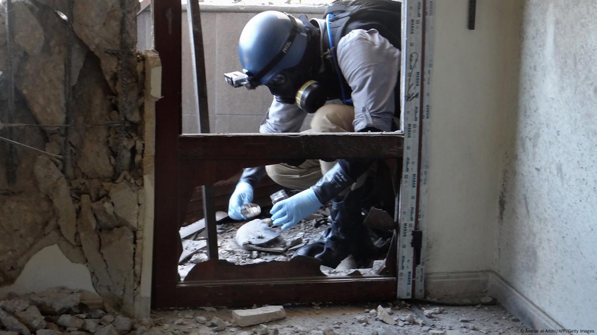 UN chemical weapons experts inspect alleged chemical samples from an attack in Syria, 2013. (AFP Photo)<img src=