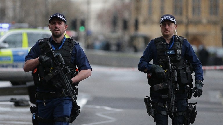 Armed British police officers patrol outside the Houses of Parliament in Westminster, central London on March 22, 2017 after a terror attack. (AFP Photo)