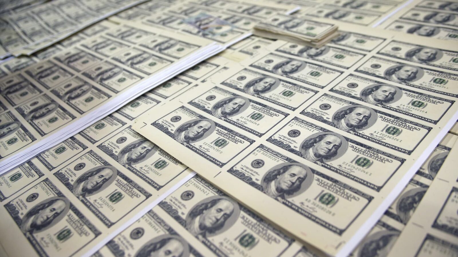 The redesigned U.S. $100 bills that went into circulationin 2013 incorporatetechnology that features several visual illusions, all designed to foil counterfeiter. (AFP Photo)A teller shows a hundred-dollar bill at an exchange office at the Grand Bazaar in Istanbul, Türkiye, on Nov. 28, 2024. (AFP Photo)