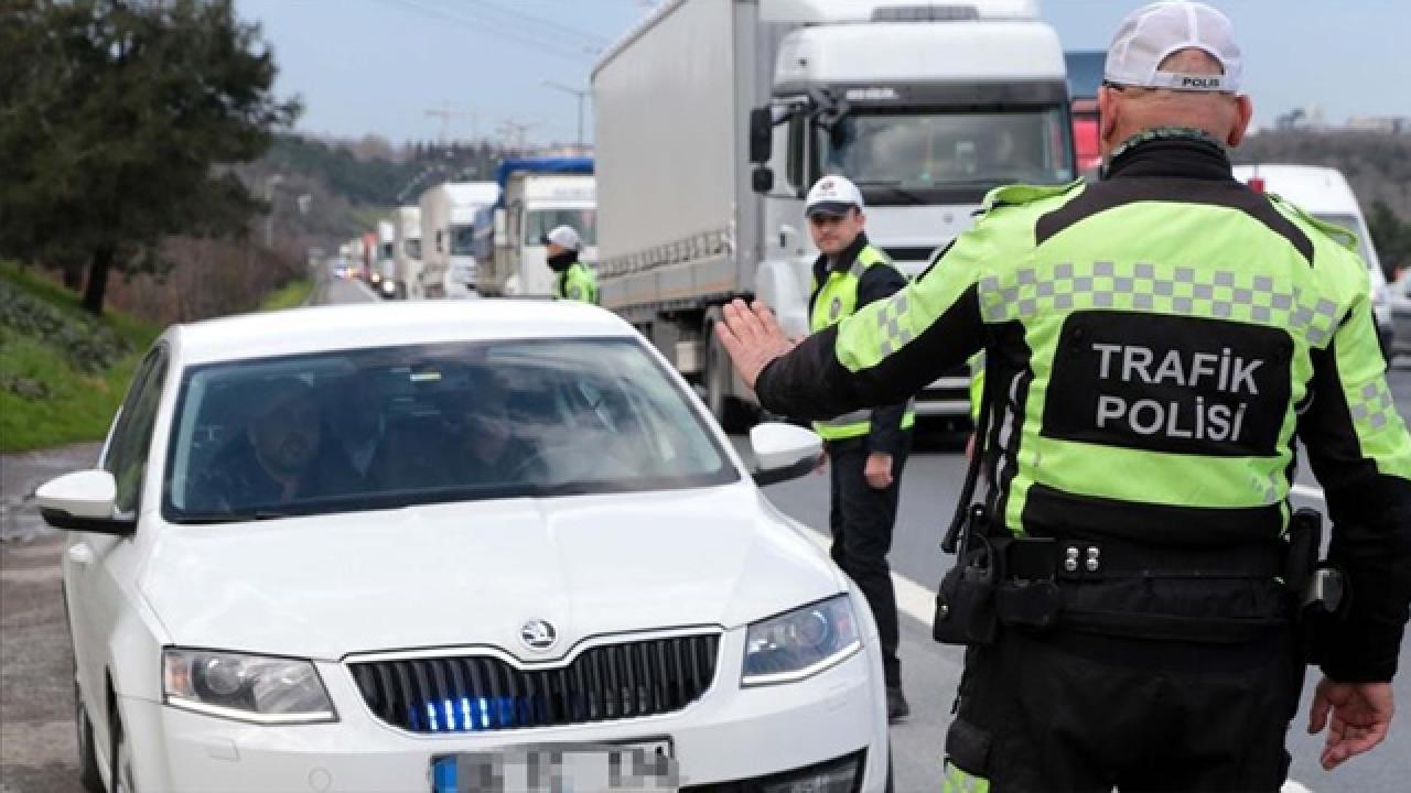 Turkish traffic police officers inspecting the vehicles with emergency lights in Istanbul. (AA Photo)<img src=