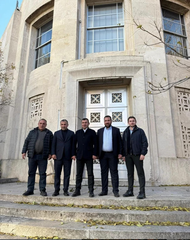 Ashan Group board members pose in front of the historic US Embassy building, in Ankara, Türkiye. (Photo via patronlardunyasi.com)