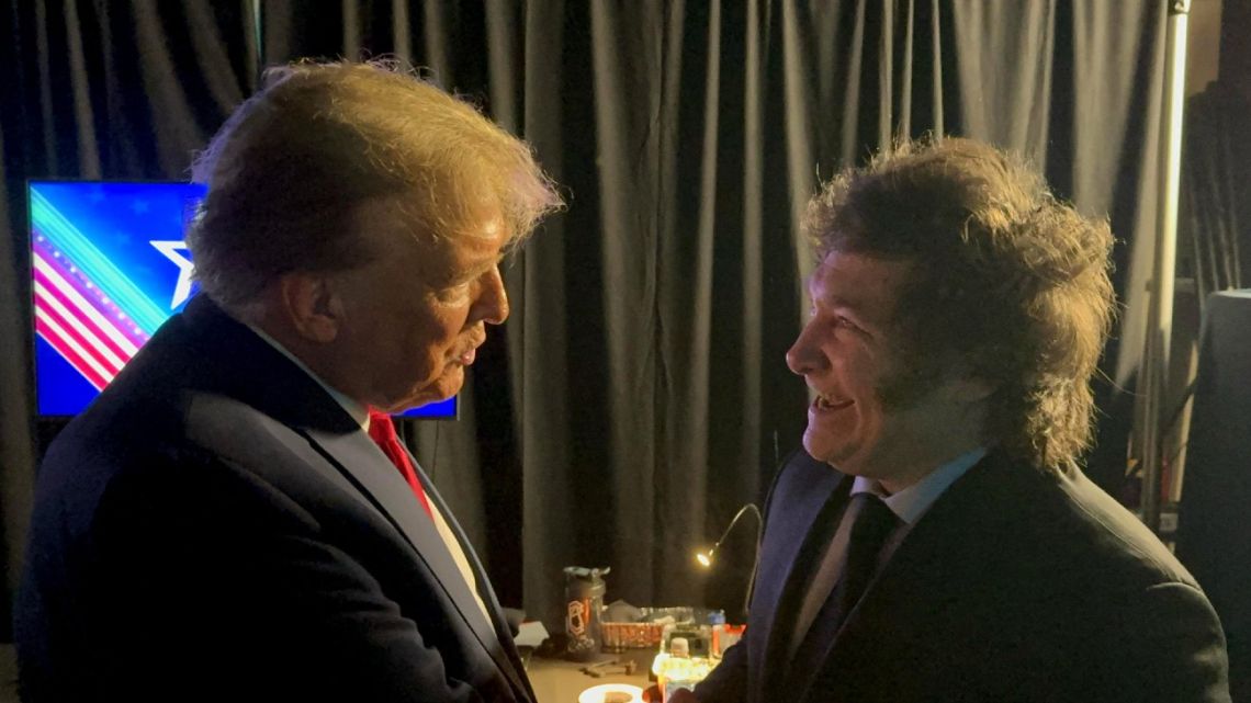 President Javier Milei and former US President and 2024 presidential hopeful Donald Trump shake hands at the annual Conservative Political Action Conference (CPAC) meeting on February 24, 2024 (AFP Photo)