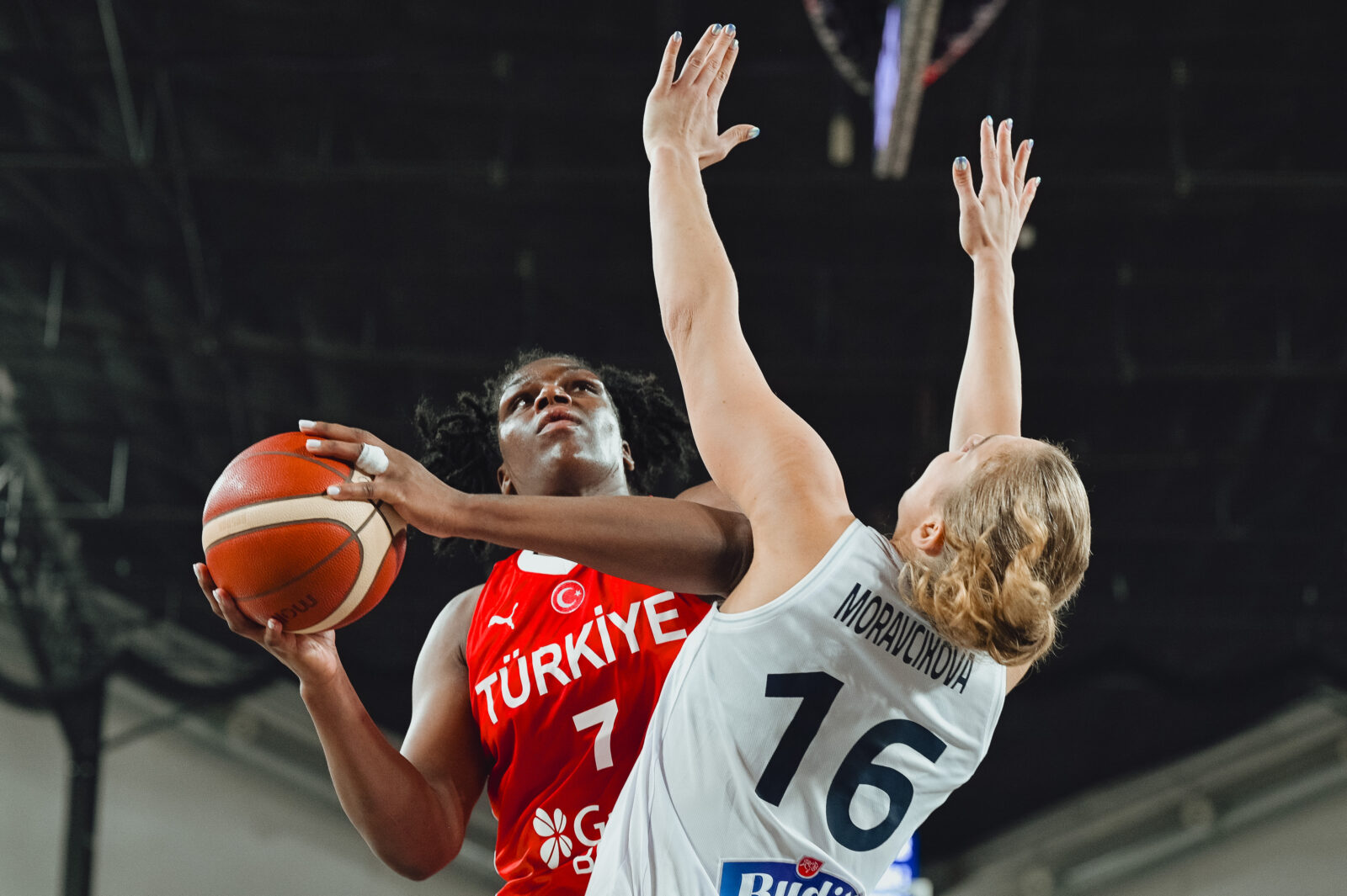 Teaira McCowan of the Turkish women's basketball team battles against Alica Moravcikova during Türkiye's EuroBasket qualifier match in Ljubljana, November 10, 2024. (Photo via Turkish Basketball Federation)