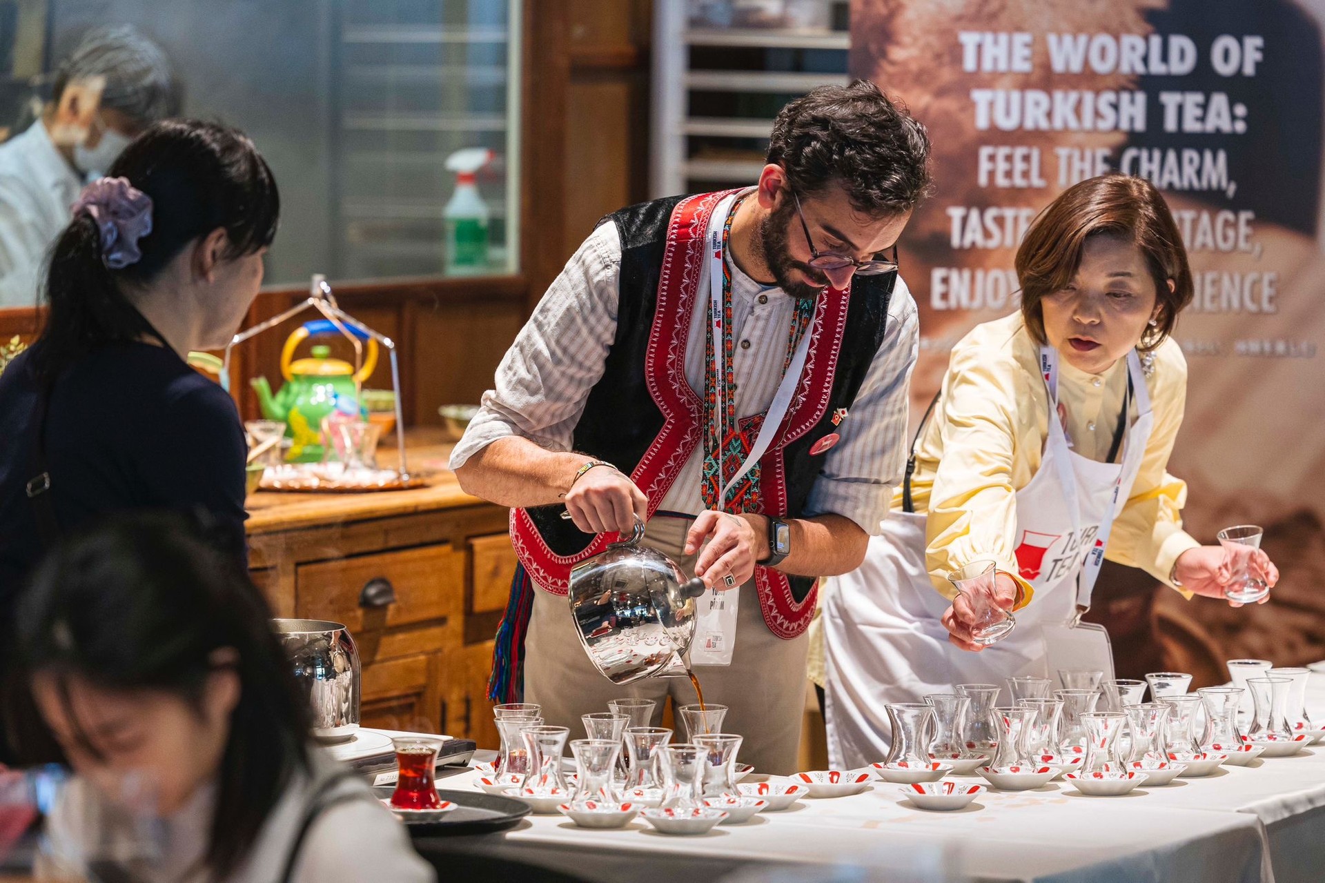 Turkish tea brewing experts train Japanese in traditional methods