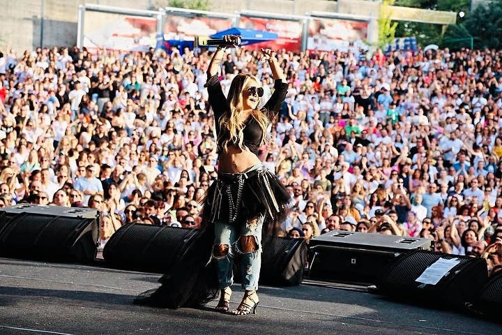 Turkish singer Evcimik performing for her fans in Ankara, Türkiye, June 2, 2024. (Photo via Instagram / @yoncaevcimik)