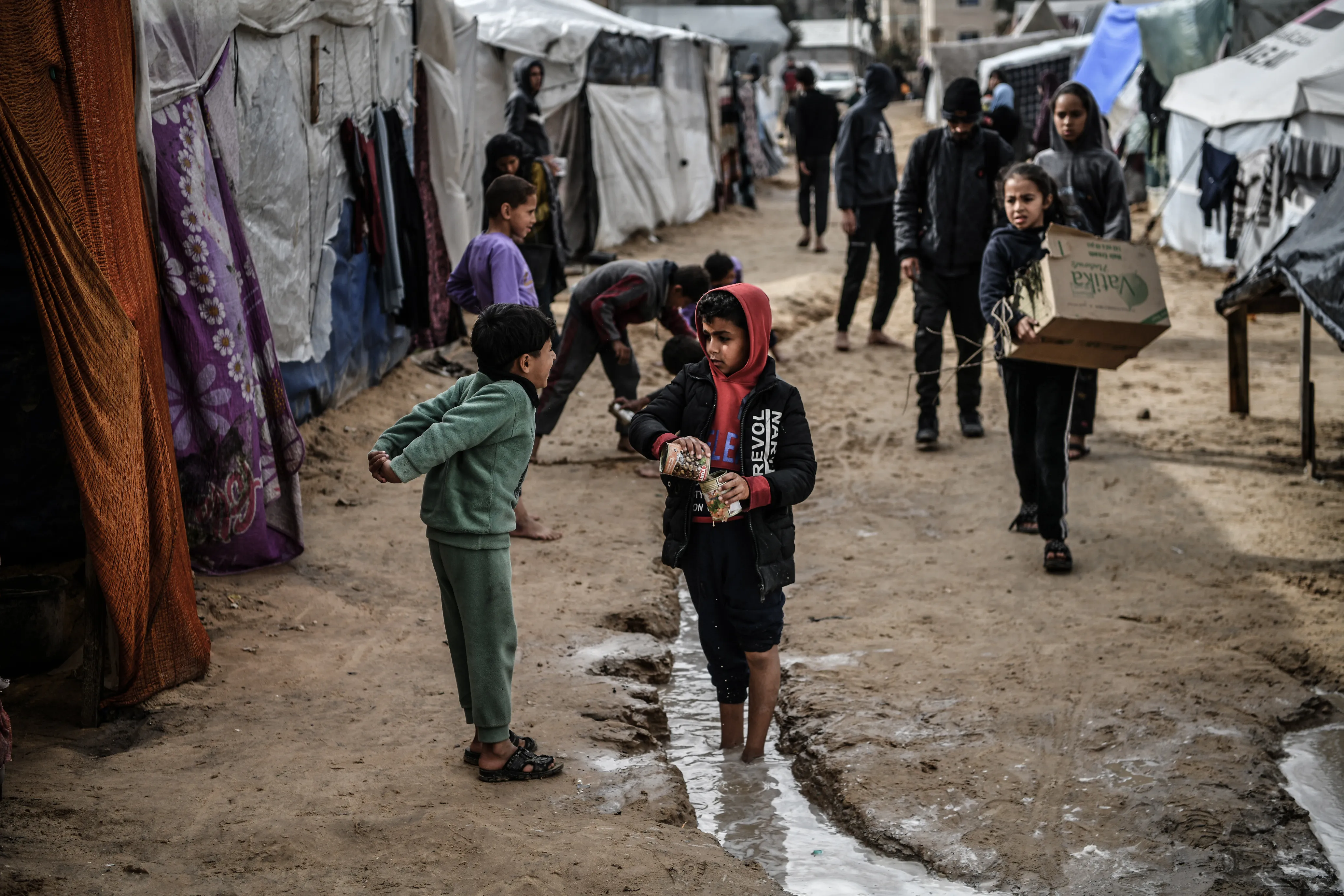 Displaced Palestinians in Gaza struggle with cold and rain amid ongoing crisis