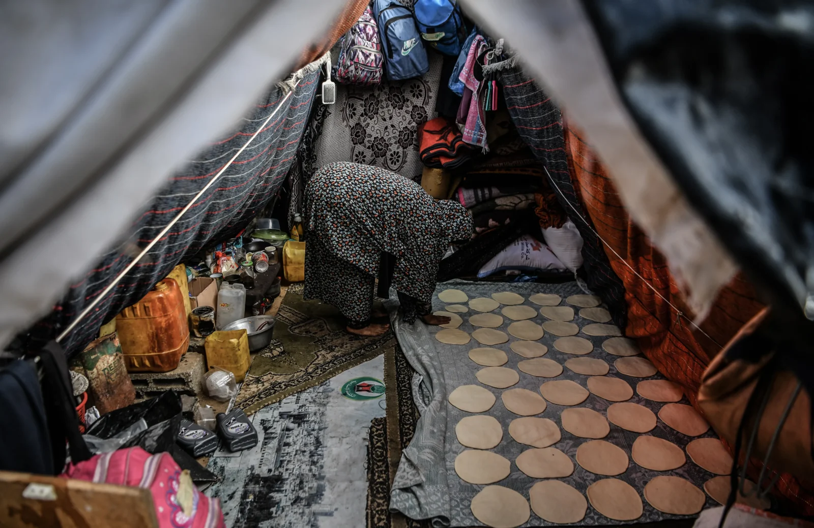 Displaced Palestinians in Gaza struggle with cold and rain amid ongoing crisis