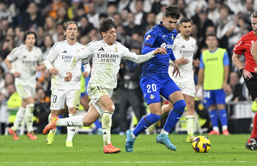 Arda Guler (2nd L) of Real Madrid in action against Jesus Santiago Perez (R) of Getafe during the La Liga week 15th match against Getafe, Madrid, Spain on December 1, 2024. (AA Photo)