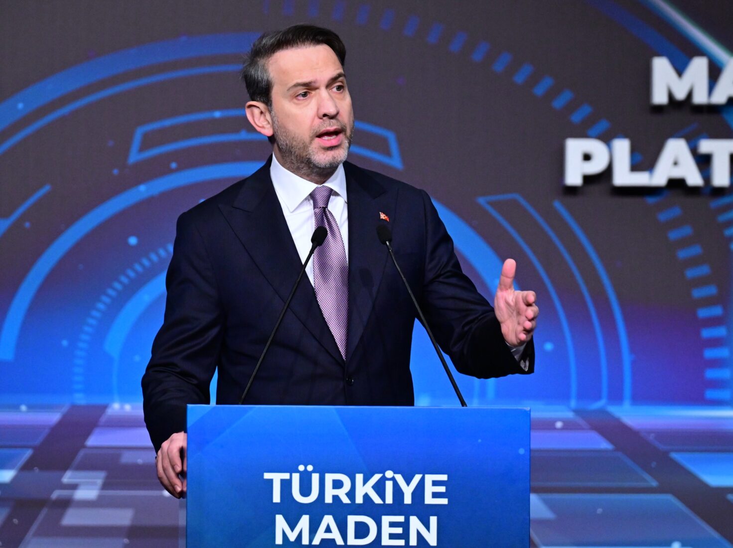 Enerji ve Tabii Kaynaklar Bakanı Alparslan Bayraktar, İstanbul Lütfi Kırdar Kongre ve Sergi Sarayı’nda gerçekleştirilen Türkiye Maden Zirvesi'ne katılarak konuşma yaptı. ( Abdulhamid Hoşbaş - Anadolu Ajansı )Enerji ve Tabii Kaynaklar Bakanı Alparslan Bayraktar, İstanbul Lütfi Kırdar Kongre ve Sergi Sarayı’nda gerçekleştirilen Türkiye Maden Zirvesi'ne katılarak konuşma yaptı. ( Abdulhamid Hoşbaş - Anadolu Ajansı )Energy and Natural Resources Minister Alparslan Bayraktar (C) attends the Türkiye Mining Summit held at the Lutfi Kirdar Convention and Exhibition Center and poses for photos with the participants following the opening speeches in Istanbul, Türkiye, on Dec. 6, 2024. (AA Photo)