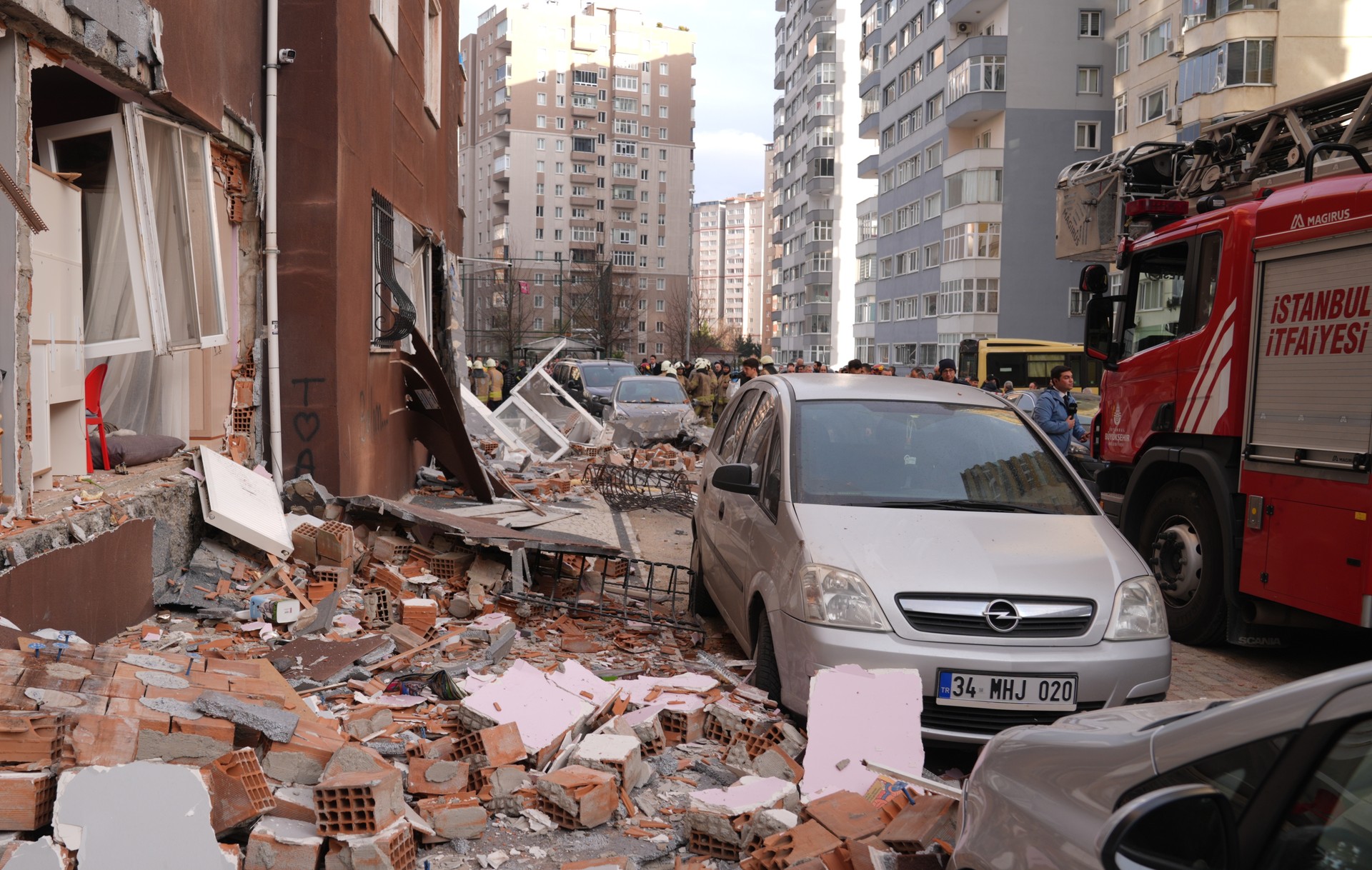 Istanbul apartment explosion leaves 1 dead, 3 injured