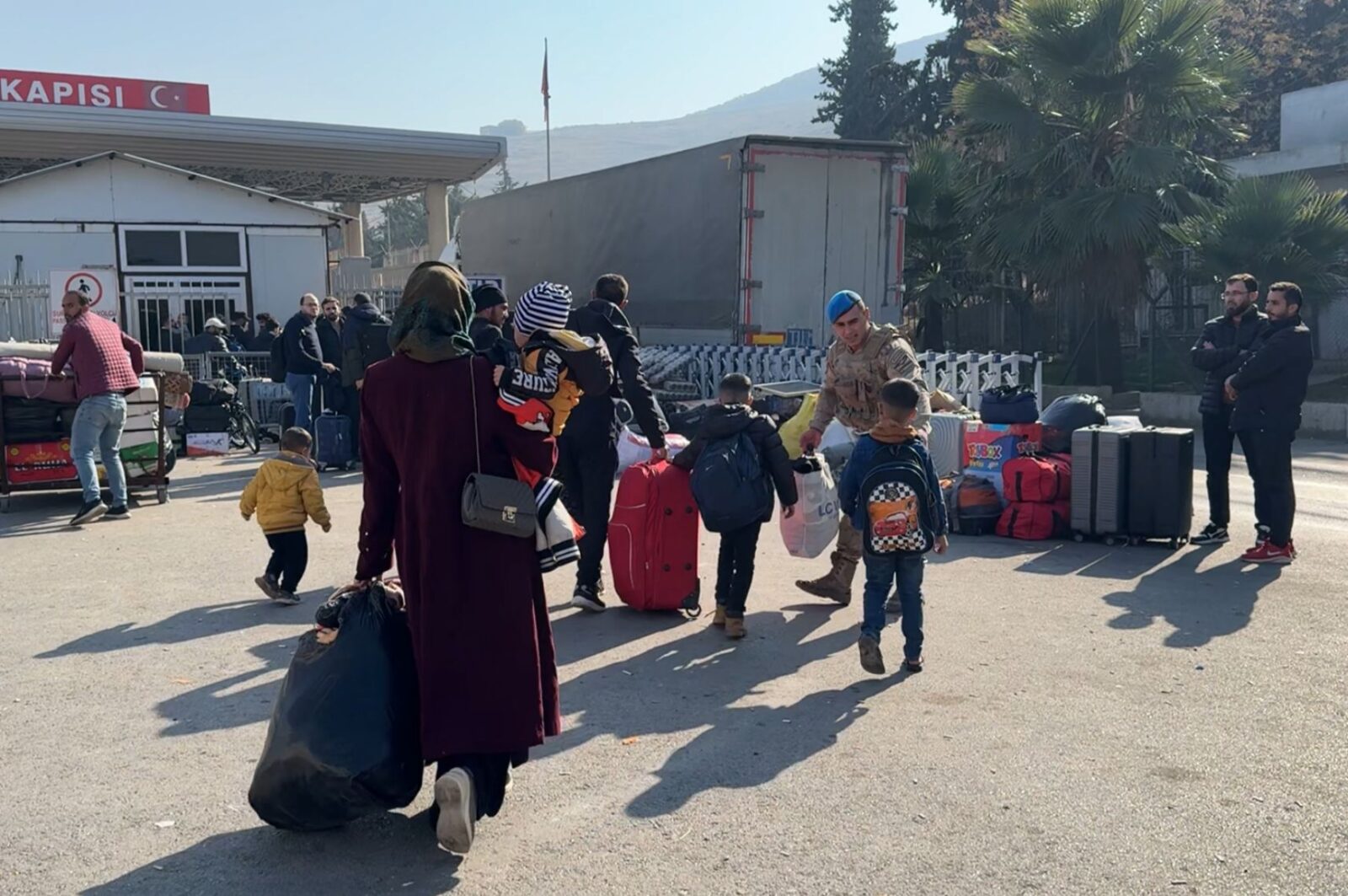 Ülkelerindeki iç savaş sırasında Türkiye'ye sığınan Suriyeliler, 61 yıllık Baas rejiminin devrilmesi sonrasında Suriye'ye dönmek için Hatay'daki Cilvegözü Sınır Kapısı'nda yoğunluk oluşturdu. ( Mehmet Bayrak - Anadolu Ajansı )Ülkelerindeki iç savaş sırasında Türkiye'ye sığınan Suriyeliler, 61 yıllık Baas rejiminin devrilmesi sonrasında Suriye'ye dönmek için Hatay'daki Cilvegözü Sınır Kapısı'nda yoğunluk oluşturdu. ( Lale Köklü Karagöz - Anadolu Ajansı )Ülkelerindeki iç savaş sırasında Türkiye'ye sığınan Suriyeliler, 61 yıllık Baas rejiminin devrilmesi sonrasında Suriye'ye dönmek için Hatay'daki Cilvegözü Sınır Kapısı'nda yoğunluk oluşturdu. ( Lale Köklü Karagöz - Anadolu Ajansı )Following the 15-year civil war in Syria and the fall of the Bashar al-Assad regime, Syrian citizens line up at the Cilvegozu Border Gate to cross back into their homeland in Reyhanli, Hatay, on Dec. 9, 2024. (IHA Photo)