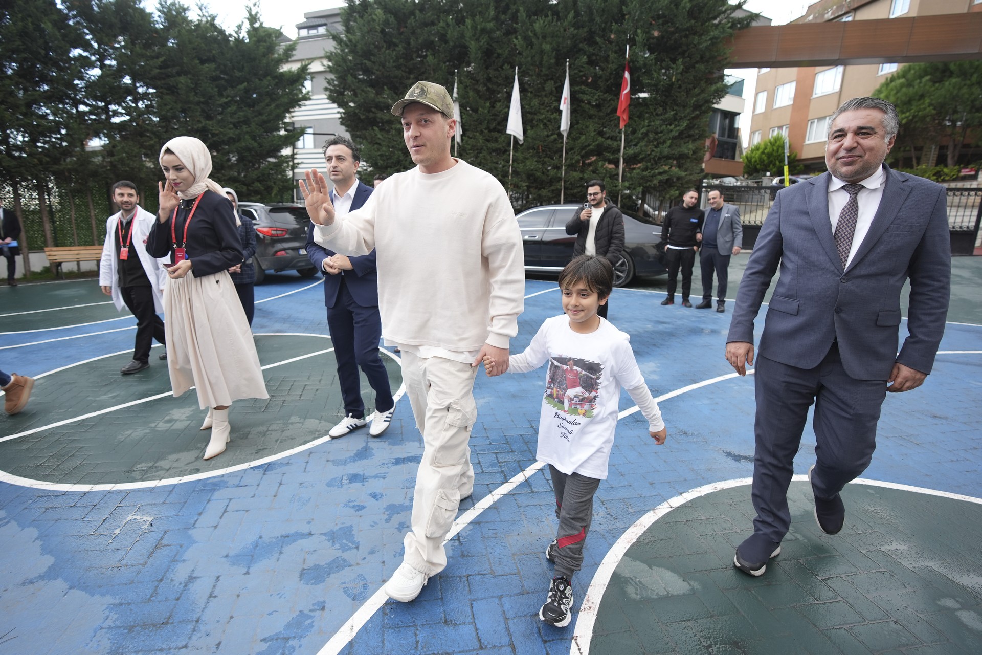 Mesut Ozil doesn't disappoint elementary school president