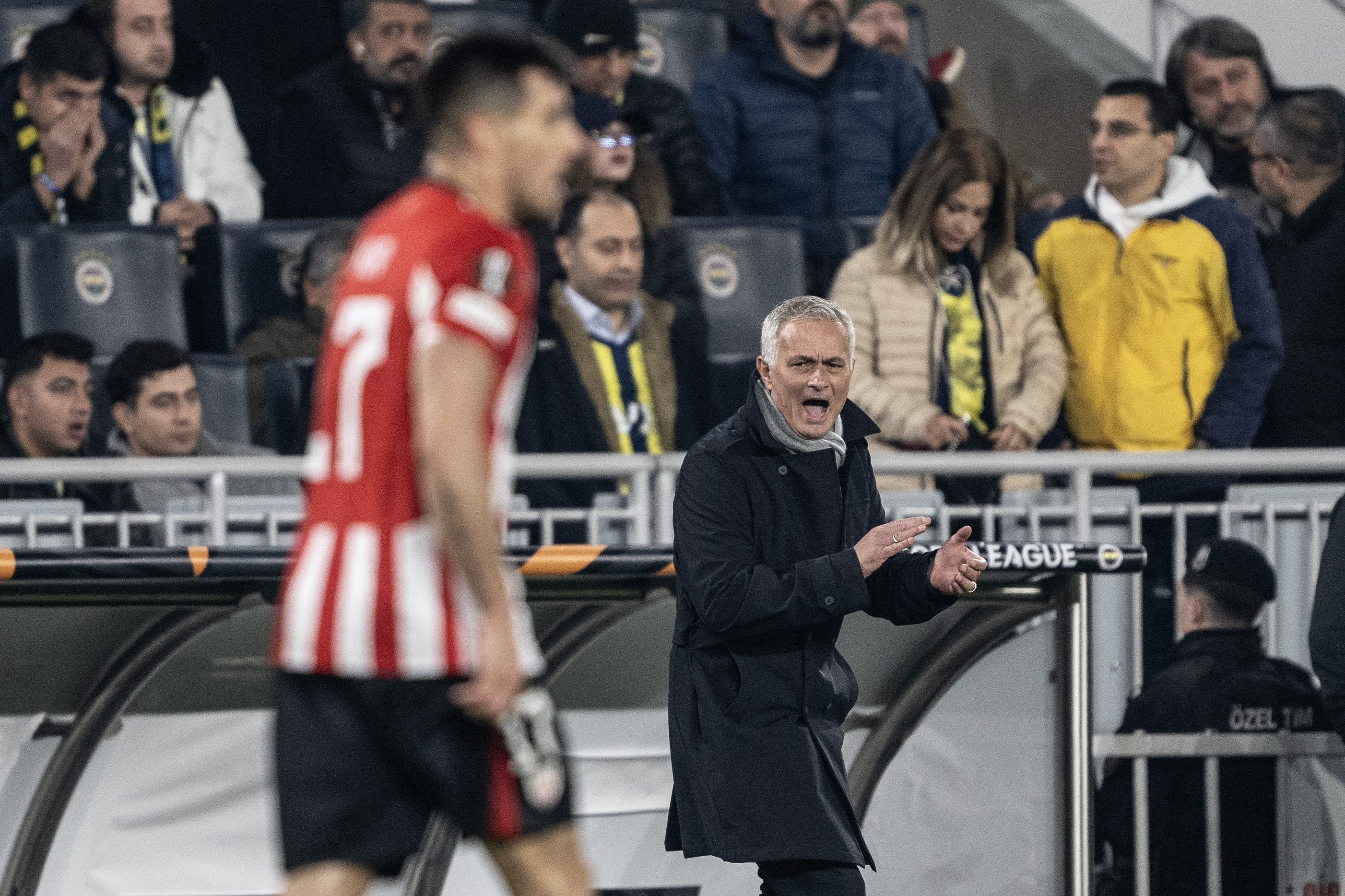 Mourinho defends Fenerbahce players amid fan backlash over Akaydin error