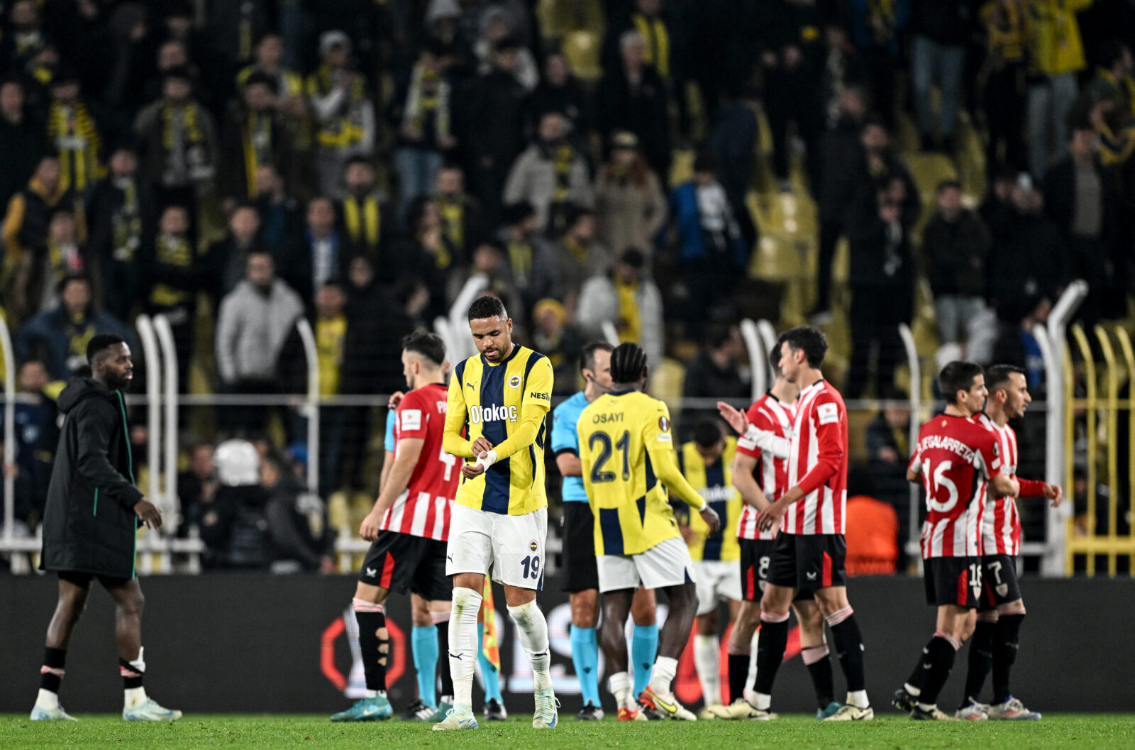 Mourinho defends Fenerbahce players amid fan backlash over Akaydin error