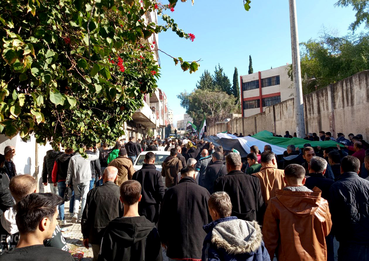 Suriye'de 61 yillik Baas rejiminin devrilmesinden sonra Lazkiye ilindeki Türkmen mahallesi ilk cuma namazinda saf tutuldu. Halk, cuma namazi sonrasi "Suriye devrimi bayraklariyla" kutlamalara katilarak "yeni Suriye" için temenniler içeren sloganlar atti. ( Abdurrahman el-Ali - Anadolu Ajansi )