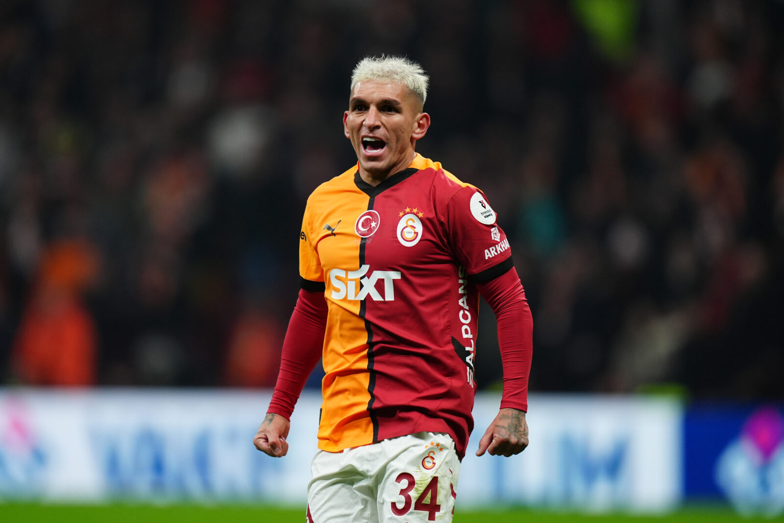Lucas Torreira of Galatasaray in action during the Turkish Super Lig week 16 football match between Galatasaray and Trabzonspor at RAMS Park in Istanbul, Türkiye on Dec. 16, 2024. (AA Photo)