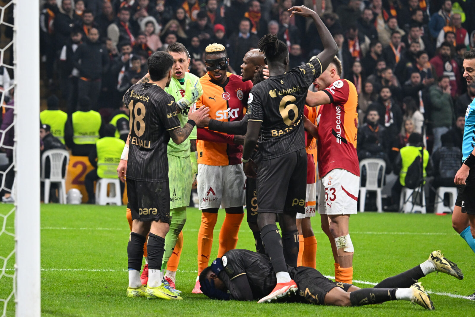 ISTANBUL, TURKIYE - DECEMBER 16: Victor Osimhen of Galatasaray and Batista Mendy of Trabzonspor argue during the Turkish Super Lig week 16 football match between Galatasaray and Trabzonspor at RAMS Park in Istanbul, Turkiye on December 16, 2024. ( Mehmet Murat Önel - Anadolu Agency )<img src=