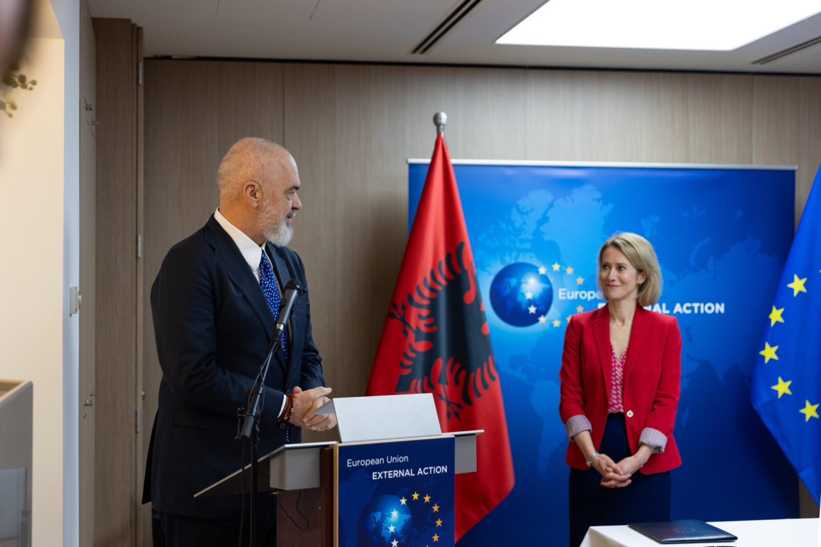 Arnavutluk ile Avrupa Birligi (AB) arasinda Güvenlik ve Savunma Ortakligi Anlasmasi imzalandi. Anlasma Brüksel'de, Arnavutluk Avrupa ve Disisleri Bakani Igli Hasani, Arnavutluk Savunma Bakani Pirro Vengu ve AB Dis Iliskiler ve Güvenlik Politikasi Yüksek Temsilcisi Kaja Kallas (sagda) tarafindan imzalandi. Imza törenine, AB-Bati Balkanlar Zirvesi'ne katilmak üzere ülkede bulunan Arnavutluk Basbakani Edi Rama (solda) da katildi. ( Arnavutluk Disisleri Bakanligi - Anadolu Ajansi )Arnavutluk ile Avrupa Birligi (AB) arasinda Güvenlik ve Savunma Ortakligi Anlasmasi imzalandi. Anlasma Brüksel'de, Arnavutluk Avrupa ve Disisleri Bakani Igli Hasani (ortada), Arnavutluk Savunma Bakani Pirro Vengu (solda) ve AB Dis Iliskiler ve Güvenlik Politikasi Yüksek Temsilcisi Kaja Kallas (sagda) tarafindan imzalandi. Imza törenine, AB-Bati Balkanlar Zirvesi'ne katilmak üzere ülkede bulunan Arnavutluk Basbakani Edi Rama (ayakta arkada) da katildi. ( Arnavutluk Disisleri Bakanligi - Anadolu Ajansi )