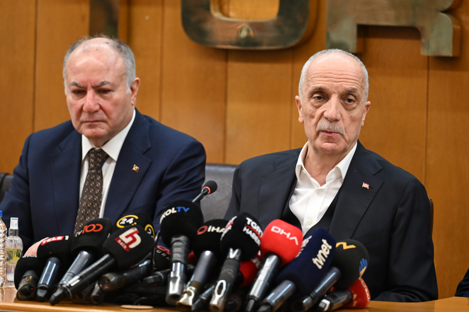 TÜRK-İŞ Genel Başkanı Ergün Atalay, Asgari Ücret Tespit Komisyonunun işçi heyetinde yer alan üyelerle TÜRK-İŞ Genel Merkezi'nde basın toplantısı düzenledi. ( Muhammed Abdullah Kurtar - Anadolu Ajansı )TÜRK-İŞ Genel Başkanı Ergün Atalay, Asgari Ücret Tespit Komisyonunun işçi heyetinde yer alan üyelerle TÜRK-İŞ Genel Merkezi'nde basın toplantısı düzenledi. ( Muhammed Abdullah Kurtar - Anadolu Ajansı )TURK-IS Chairman Ergun Atalay holds a press conference at the TURK-IS headquarters following the third round of discussions with members of the worker delegation on the Minimum Wage Determination Commission in Ankara, Türkiye, on Dec. 19, 2024. (AA Photo)