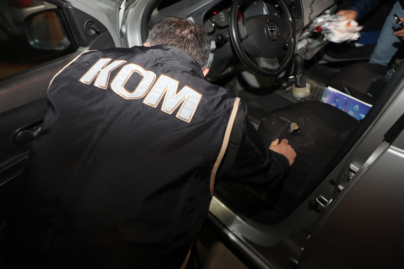 Scenes from the “Chain” operation organized within the scope of the investigation against Mersin Customs Administration employees. (AA Photo)