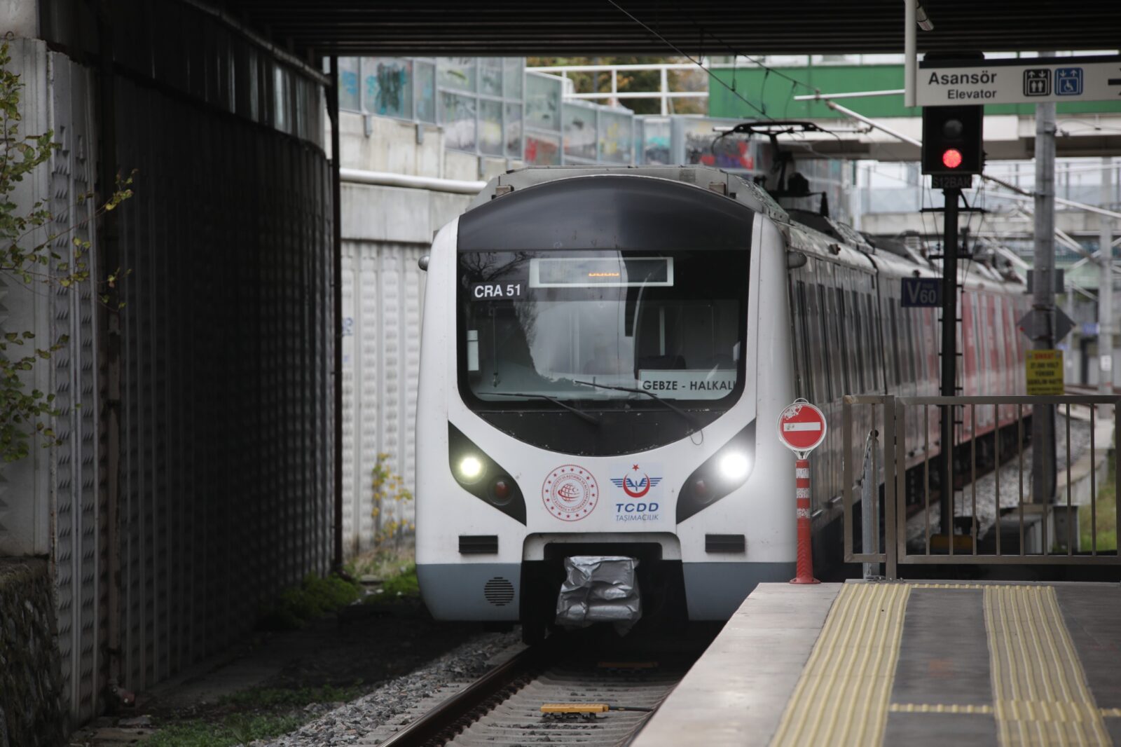 Ulaştırma ve Altyapı Bakanı Abdulkadir Uraloğlu, Marmaray'ın 20 Aralık'ta 743 bin 596 kişiye verdiği hizmetle rekor kırdığını belirterek, 