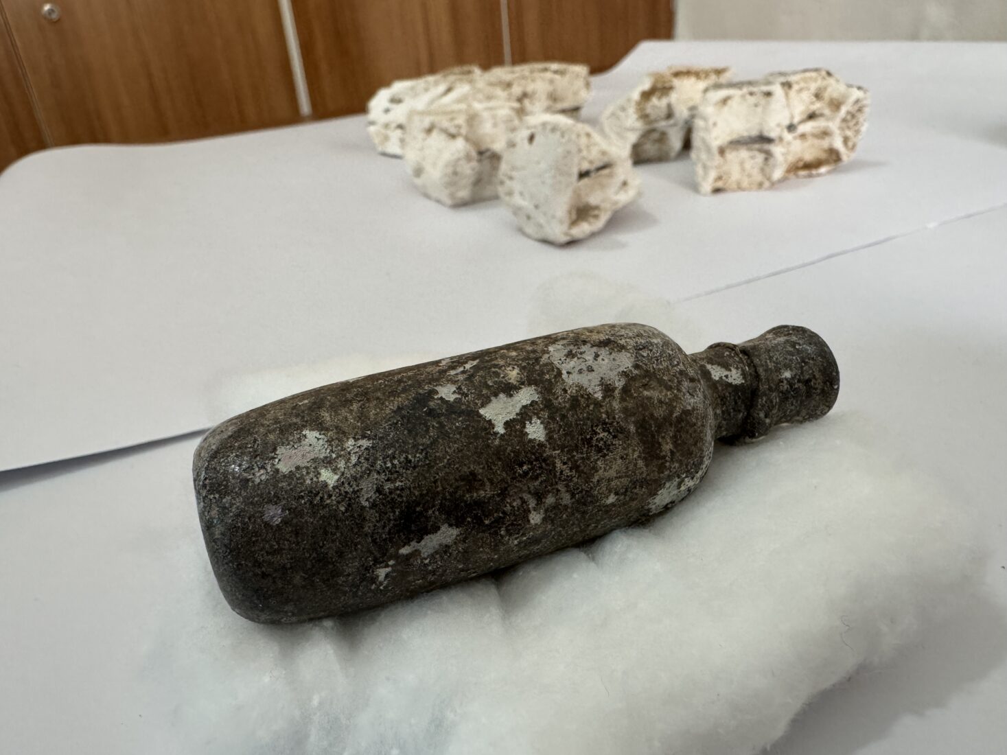 Artifacts unearthed during excavations at Harran Cathedral, Sanliurfa, Türkiye, December 22, 2024. (AA Photo)UNESCO Dünya Mirası Geçici Listesi'nde yer alan, dünyanın en eski yerleşim bölgelerinden Harran Ören Yeri'ndeki katedral kalıntılarında yapılan kazı çalışmalarında, yapının süslemelerinde kullanılan mozaikler ve vitraylar bulundu. ( Eşber Ayaydın - Anadolu Ajansı )