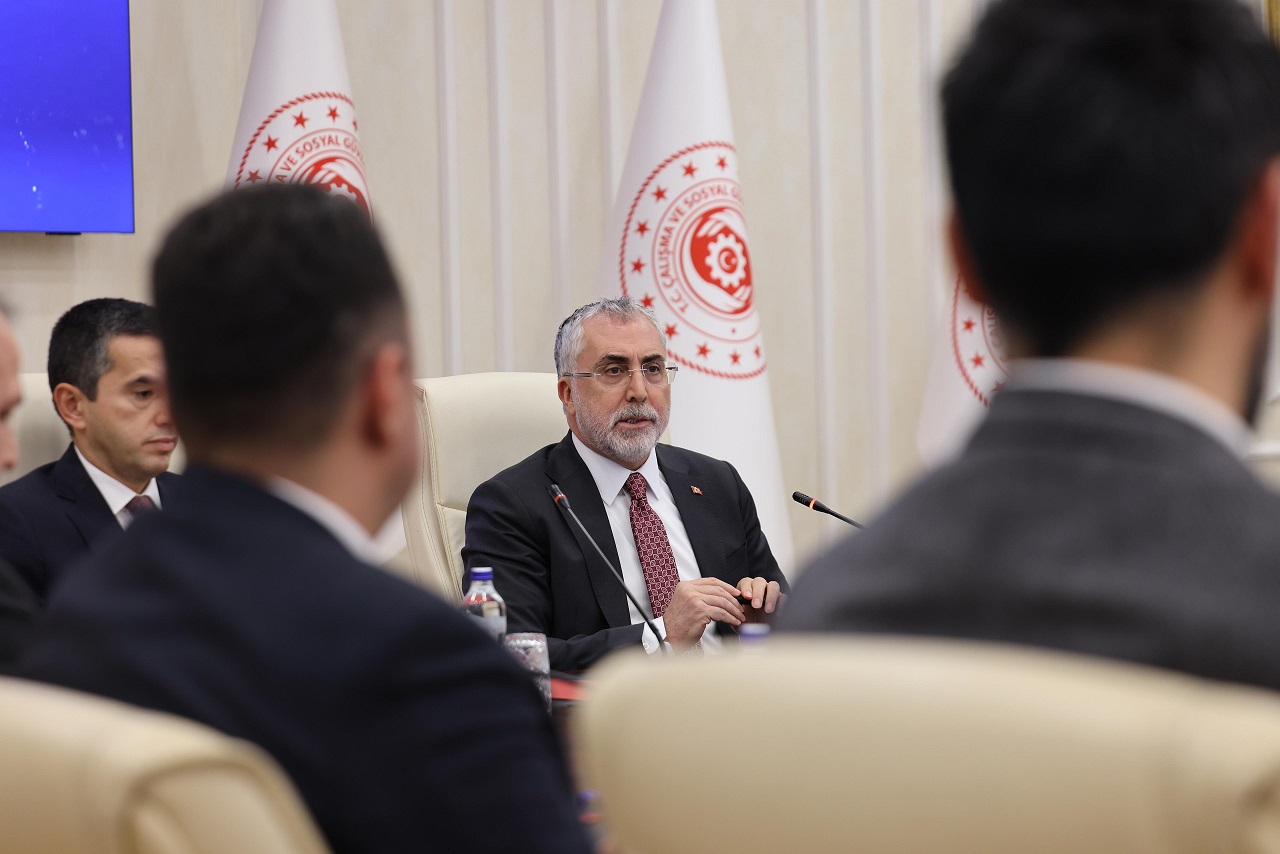 Türkiye's Minister of Labor and Social Security Vedat Isikhan announces the outcome of the minimum wage determination commission's deliberations on the minimum wage to be effective in the new year, Ankara, Türkiye, on Dec. 24, 2024. (AA Photo)