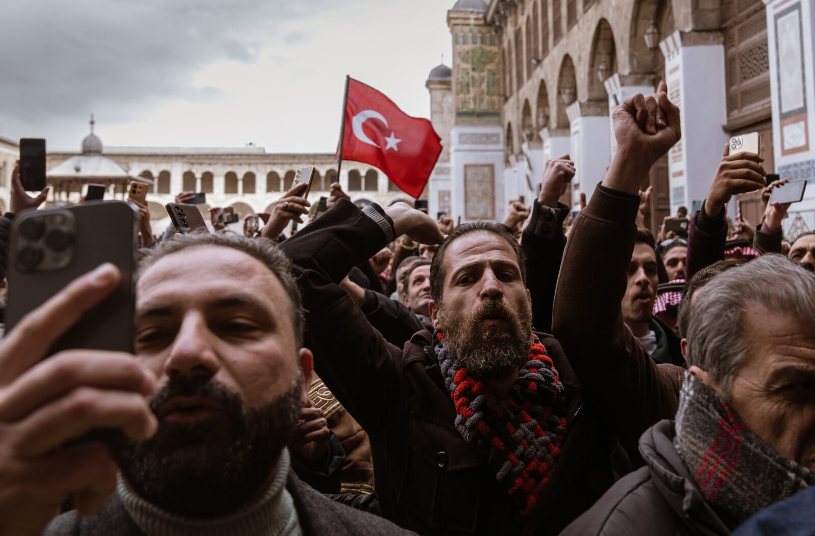 Poll highlights public support for Bayraktar, Imamoglu amid economic crisis in Türkiye