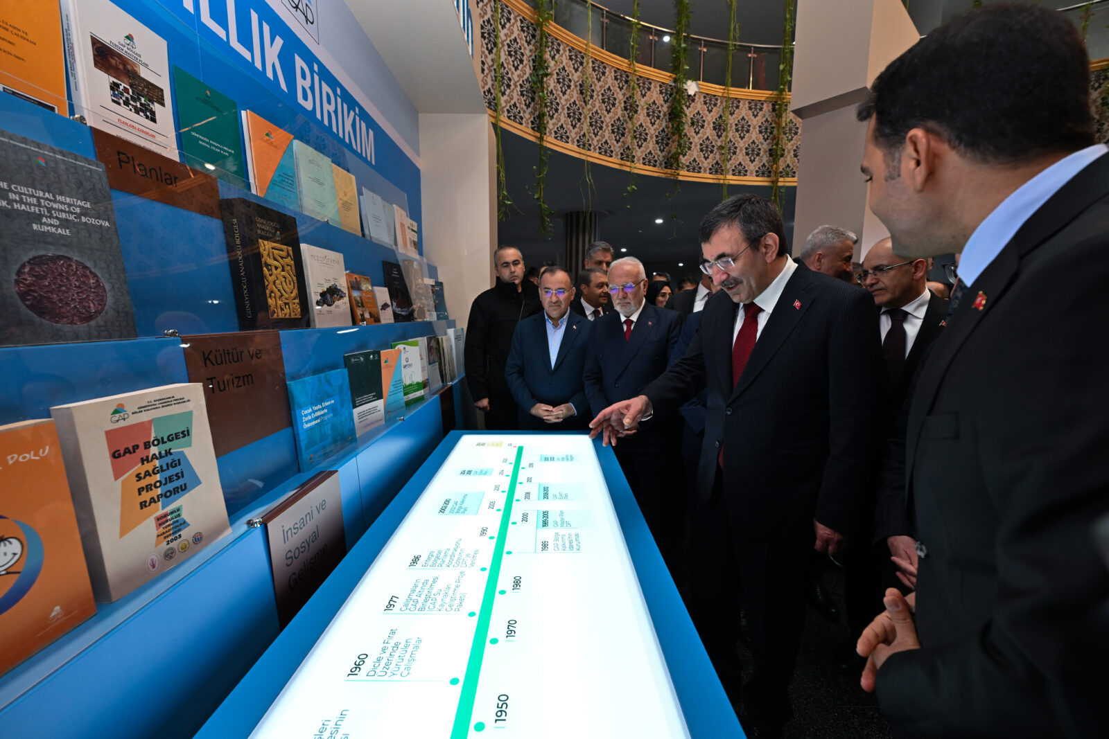 Sanliurfa'da Sanayi ve Teknoloji Bakanligi ev sahipliginde düzenlenen Güneydogu Anadolu Projesi (GAP) Eylem Plani Bilgilendirme Toplantisi basladi. Sanliurfa'da GAP Tarimsal Arastirmalar Enstitüsü Müdürlügü binasinda düzenlenen toplantiya, Cumhurbaskani Yardimcisi Cevdet Yilmaz, Sanayi ve Teknoloji Bakani Mehmet Fatih Kacir, Tarim ve Orman Bakani Ibrahim Yumakli, Çalisma ve Sosyal Güvenlik Bakani Vedat Isikhan, Enerji ve Tabii Kaynaklar Bakani Alpaslan Bayraktar, Hazine ve Maliye Bakani Mehmet Simsek ile Ticaret Bakani Ömer Bolat da katildi. Cumhurbaskani Yardimcisi Cevdet Yilmaz, beraberindeki bakanlar ile GAP sergi alanini ziyaret ederek yürütülen faaliyetler hakkinda bilgi aldi. ( Ahmet Okur - Anadolu Ajansi )Cumhurbaskani Yardimcisi Cevdet Yilmaz, Sanayi ve Teknoloji Bakanligi ev sahipliginde düzenlenen GAP Eylem Plani Bilgilendirme ve Istisare Toplantisi'na katildi. Yilmaz, beraberindeki bakanlar ile GAP sergi alanini ziyaret ederek yürütülen faaliyetler hakkinda bilgi aldi. ( Ahmet Okur - Anadolu Ajansi )Vice President Cevdet Yilmaz delivers a speech at the Southeastern Anatolia Project (GAP) Action Plan Information and Consultation Meeting, hosted by the Ministry of Industry and Technology in Sanliurfa, Türkiye, on Dec. 29, 2024. (AA Photo)